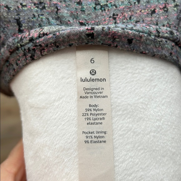 Lululemon Size 6 Heathered Gray Long Sleeve Thumbhole Zip Pocket Top - Picture 2 of 12